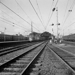 857755 Gezicht op het emplacement van het N.S.-station Den Haag S.S. te Den Haag, met langs het perron een electrisch ...